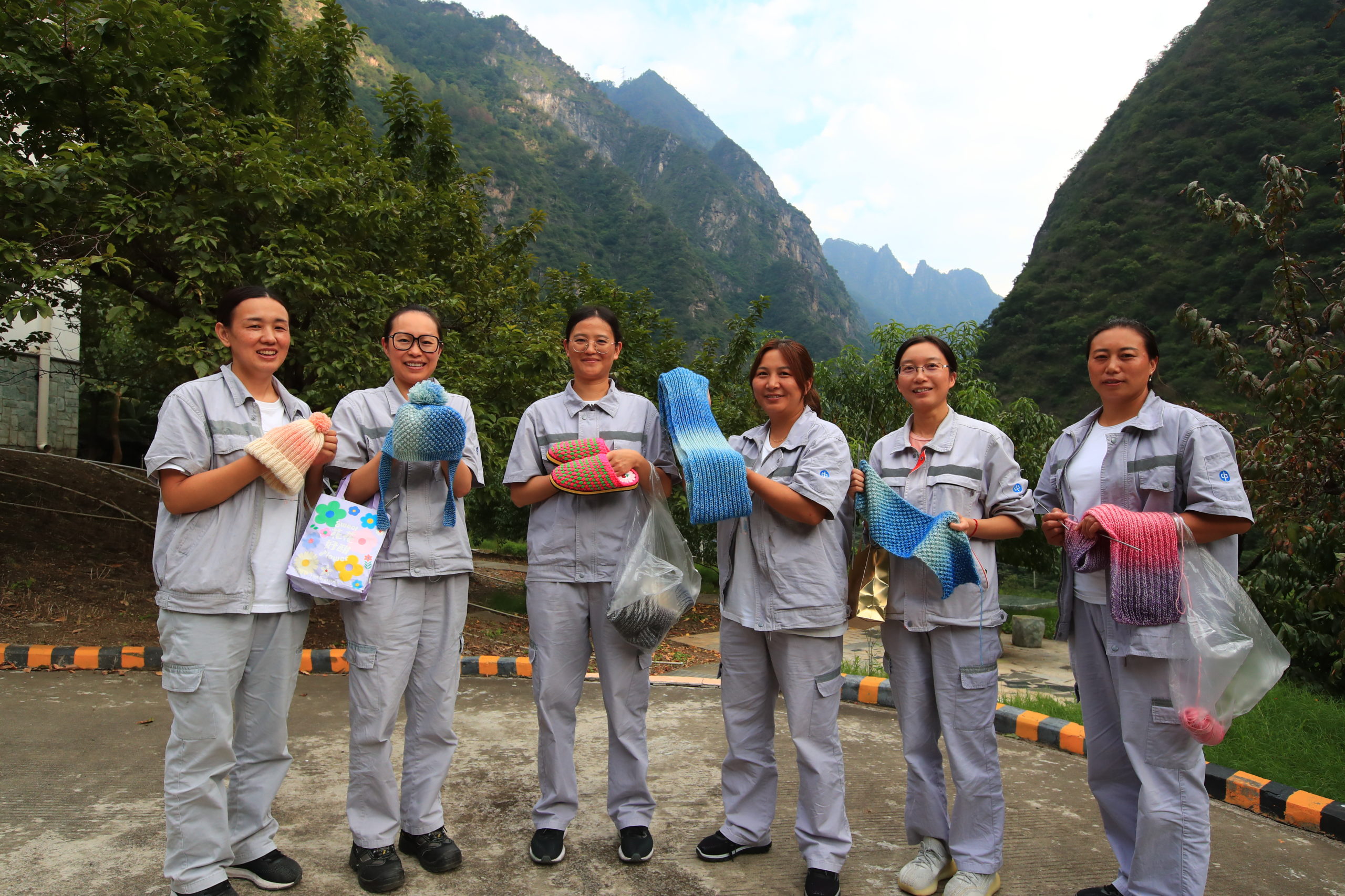 义工们充分发挥创意，完成了款式各异、别具特色的编织物品，更为每一件织品写上美好祝福，传递爱心。